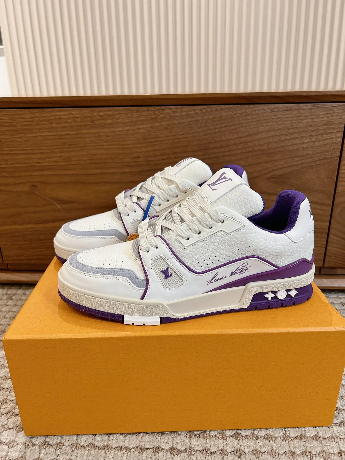 👟👟Ex-factory price 840👟👟 Dongguan high-end supply top version LV-Louis Vuitton 2022 catwalk new style, original 1:1 developed replica! ! It is very comfortable to wear on the foot. It is made of fine workmanship. The upper is spliced ​​with calfskin imported from Italy. The side is decorated with the brand's LOGO and signature. The cowhide foot pads are lined with mesh, making the foot feel super comfortable. The original two-color TPU combination outsole is specially provided by the original factory. Packing process: Goodyear stitching and overlocking Size: 35-44 standard size